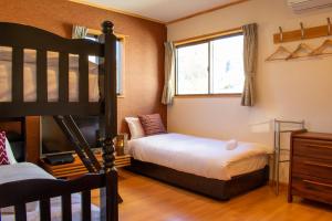野沢温泉村にあるホリデーホーム野沢のベッドルーム1室(二段ベッド1組、二段ベッド1組付)