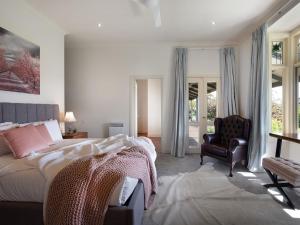 1 dormitorio con 1 cama y 1 silla en Loddon Retreat en Glenlyon