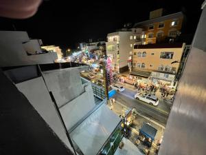 Vista generica su Kenting o vista sulla città dall'interno della stanza in casa privata