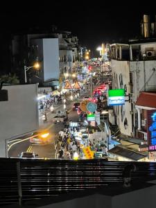 Vista generica su Kenting o vista sulla città dall'interno della stanza in casa privata