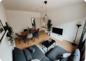 ein Wohnzimmer mit einem Sofa und einem Tisch in der Unterkunft Attraktive 3-Zimmerwohnung - Zentrum Würzburg & nähe Bahnhof in Würzburg
