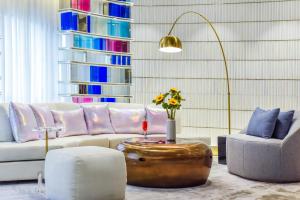 Posezení v ubytování Kuanrong Suites Hotel Liangjiang love sea shopping park