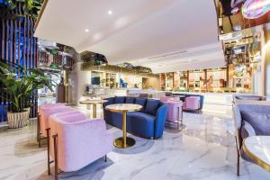 Posezení v ubytování Kuanrong Suites Hotel Liangjiang love sea shopping park