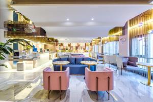 Posezení v ubytování Kuanrong Suites Hotel Liangjiang love sea shopping park