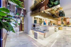 TV a/nebo společenská místnost v ubytování Kuanrong Suites Hotel Liangjiang love sea shopping park