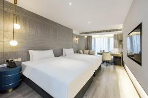 Postel nebo postele na pokoji v ubytování Kuanrong Suites Hotel Liangjiang love sea shopping park