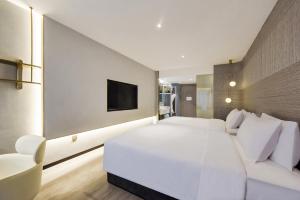 Postel nebo postele na pokoji v ubytování Kuanrong Suites Hotel Liangjiang love sea shopping park