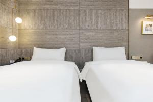 Postel nebo postele na pokoji v ubytování Kuanrong Suites Hotel Liangjiang love sea shopping park