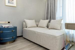 Postel nebo postele na pokoji v ubytování Kuanrong Suites Hotel Liangjiang love sea shopping park