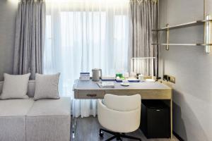 Posezení v ubytování Kuanrong Suites Hotel Liangjiang love sea shopping park