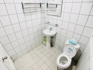 Lazy bone في مدينة هسينشو: حمام ابيض مع مرحاض ومغسلة