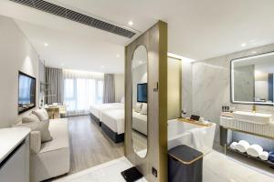 Postel nebo postele na pokoji v ubytování Kuanrong Suites Hotel Liangjiang love sea shopping park