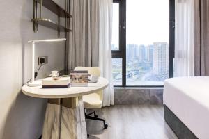 Postel nebo postele na pokoji v ubytování Kuanrong Suites Hotel Liangjiang love sea shopping park