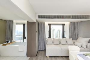 Posezení v ubytování Kuanrong Suites Hotel Liangjiang love sea shopping park + 37 fotografií