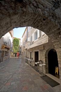 einen Torbogen über eine Straße in einer Stadt in der Unterkunft Hotel Astoria in Budva