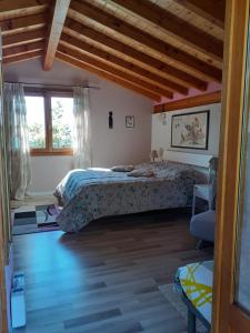 sypialnia z 2 łóżkami i oknem w obiekcie Baita Melissa w mieście Vercana