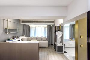 Kuchyň nebo kuchyňský kout v ubytování Kuanrong Suites Hotel Liangjiang love sea shopping park