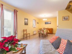 uma sala de estar com um sofá e uma mesa em Gîte Piriac-sur-Mer, 3 pièces, 4 personnes - FR-1-306-857 em Piriac-sur-Mer