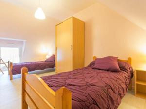 1 dormitorio con 1 cama grande y armario en Gîte Piriac-sur-Mer, 3 pièces, 4 personnes - FR-1-306-857, en Piriac-sur-Mer