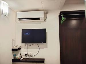 TV a/nebo společenská místnost v ubytování 7 Hotel