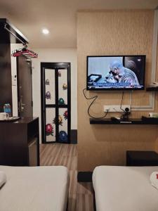 TV a/nebo společenská místnost v ubytování 7 Hotel + 25 fotografií
