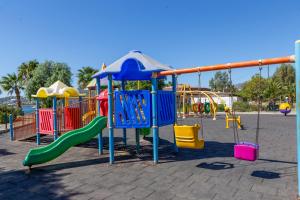 un parque infantil con tobogán y columpios en Smart Stay Beach Bodrum -All Inclusive en Gümbet
