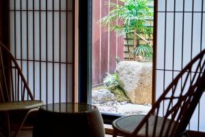 a room with a window with a view of a garden at Kikokutei Bekkan in Kyoto