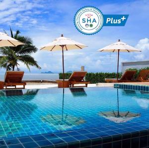 una piscina con sombrillas y el logotipo de shka pust en Purin Resort & Restaurant- SHA Plus, en Had Yao Beach