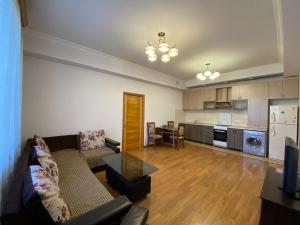 uma sala de estar com um sofá e uma mesa em Argishti street 2 bedroom Elegance apartment with balcony GL152 em Yerevan