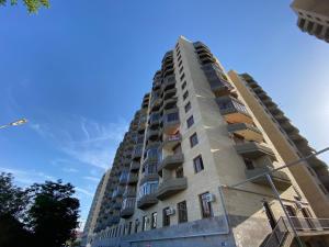 um edifício de apartamentos alto com um céu azul ao fundo em Argishti street 2 bedroom Elegance apartment with balcony GL152 em Yerevan
