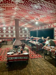 En restaurant eller et andet spisested på Wadi Rum Jordan Camp