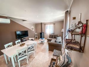 a living room with a table and a couch at Le Petit Rossignol in Apt