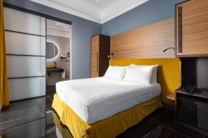 a bedroom with a large bed and a bathroom at Hotel Poerio 25 Boutique Stay in Naples