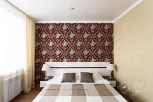 ヴォログダにあるApartment 2Pillows Forumの赤い壁のベッドルーム1室(ベッド1台付)