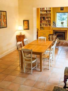 - une salle à manger avec une table et des chaises en bois dans l'établissement Un air de Toscane, à Salles-Arbuissonnas-en-Beaujolais