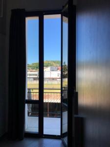 una puerta abierta a un balcón con vistas a un campo en casavacanze dolcevita, en Agropoli