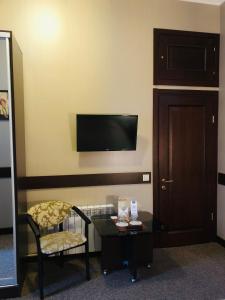 Televízia a/alebo spoločenská miestnosť v ubytovaní Classic Hotel