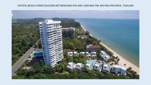 Rayong Seaview Condo 230 sqm condo, 2 bedroom في رايونغ: اطلالة جوية على مبنى بجانب الشاطئ