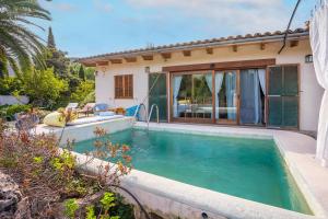 The swimming pool at or close to Son Alegre
