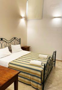 アレーツィオにあるTavernetta Chiaro di Lunaのベッドルーム1室(大型ベッド1台、ストライプ毛布付)