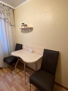 Camera piccola con tavolo e 2 sedie di 2 комнатная квартира, до 6 спальных мест(КБ-75,Ашан, Метро,Эпицентр) a Kryvyj Rih
