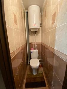 un piccolo bagno con servizi igienici e serbatoio d'acqua di 2 комнатная квартира, до 6 спальных мест(КБ-75,Ашан, Метро,Эпицентр) a Kryvyj Rih