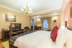 Voodi või voodid majutusasutuse Baber Mahal Vilas - The Heritage Hotel toas