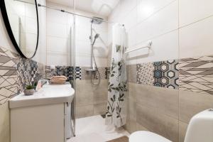 Koupelna v ubytování Charming 1BR in Superb Location, Free Parking & Wi-Fi