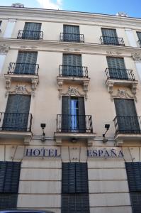 eine Fassade eines Hotels mit Fenstern und Balkonen in der Unterkunft Hotel España in Guadalajara