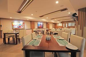 Krishnavalsam Regency餐厅或其他用餐的地方