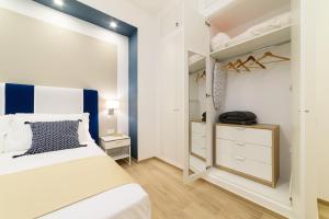 Dormitorio pequeño con cama y armario en La Maison du Grand Tour en Cava deʼ Tirreni
