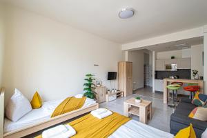 een slaapkamer met twee bedden en een woonkamer bij Executive Bright Apt. by Ruterra in Praag