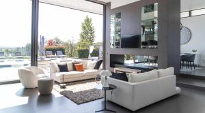 Televízia a/alebo spoločenská miestnosť v ubytovaní Luxurious Golf Villa La Vinya 5