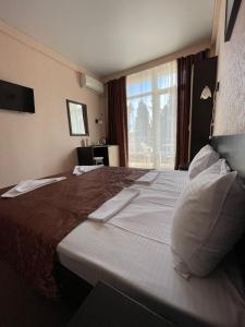 Tempat tidur dalam kamar di Hotel ANNA